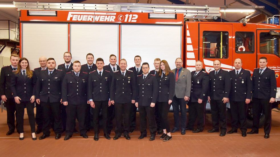 Ehrung und Beförderungen bei der Freiwilligen Feuerwehr Ramsloh (von links): Sönke Block, Annika Tebben, Stefan Block, Malte Bümmerstede, Niklas Voget, Patrick Giehl, Thede Henken, Felix Fugel, Florian Fugel, Heiko Sobing, Lukas Tebben, Alexander Mut, Paul Meyer, Maya Seemann, Bürgermeister Thomas Otto, stellvertretender Gemeindebrandmeister Kevin Heese, stellvertretender Ortsbrandmeister Timo Hinrichs, stellvertretender Kreisbrandmeister Stefan Abshof und Ortsbrandmeister Matthias Schulte. Foto: Thomas Giehl/Feuerwehr Saterland