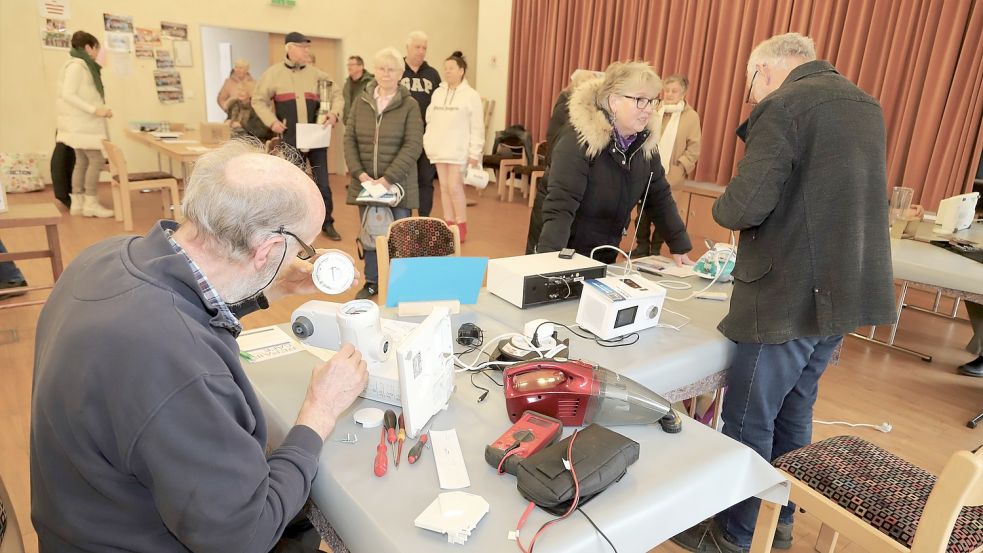 Die freiwilligen Helfer konnten vielen Bürgern helfen, die mit ihren defekten Geräten zum Repair-Café gekommen waren. Fotos: Passmann
