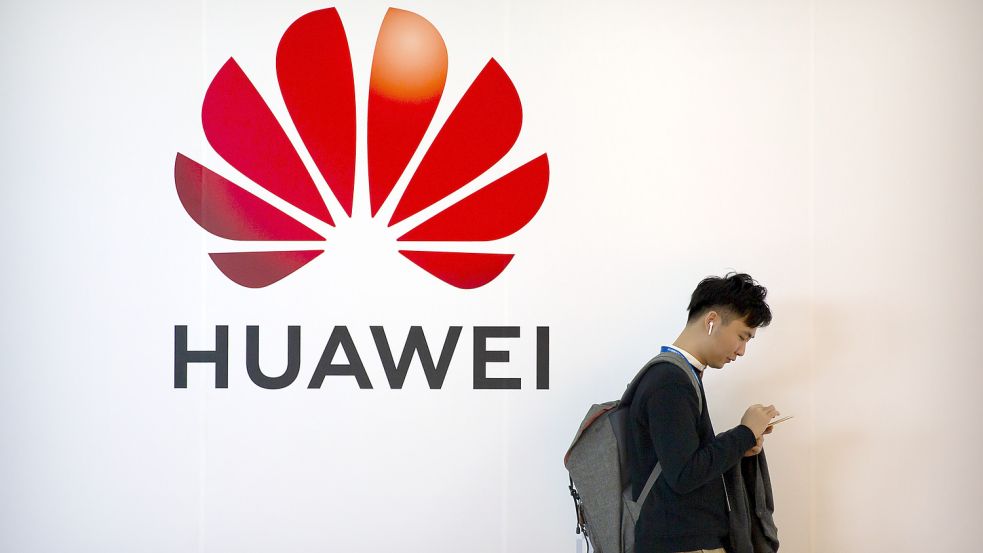 Die Bundesregierung will Berichten zufolge die Nutzung von bestimmten Komponenten chinesischer Hersteller beim Ausbau des 5G-Mobilfunknetzes verbieten - unter anderem von Huawei. Foto: dpa/AP/Mark Schiefelbein