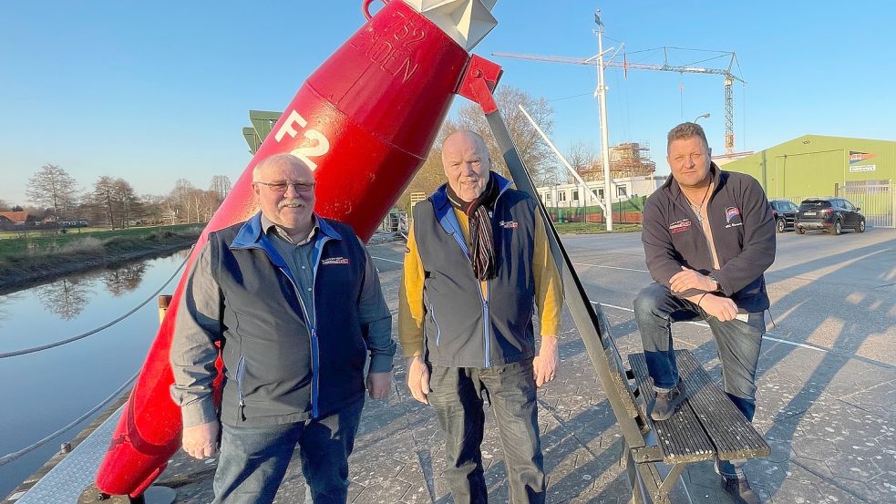 Am Siel ist ihr Hauptquartier: Kassenwart Hinrich Brunzema (von links), 2. Vorsitzender Hubert Ruhoff , 1. Vorsitzender Thorsten Habben und Schriftführer Freerk Schulz (fehlt im Bild) sind der geschäftsführende Vorstand des WSC. Foto: Janßen