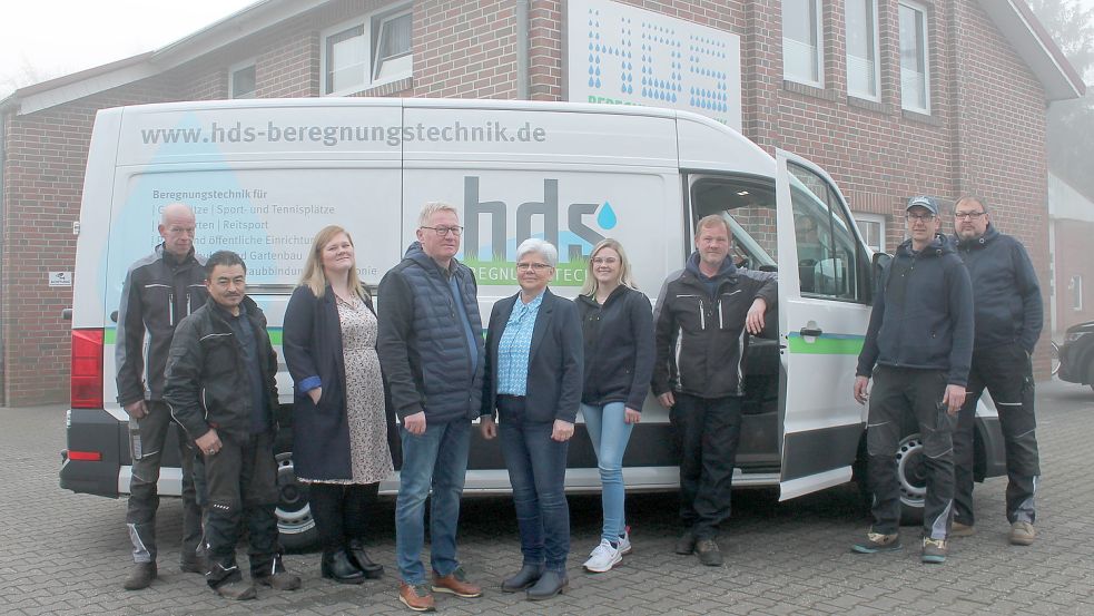 Das Team der Firma HDS Beregnungstechnik (von links): Torsten Pruin, Ali Nazare, Jennifer Kemper, Hans-Dieter Schmidt, Jaqueline Schmidt, Nina Siebrands, Ralf Pruin, Michael Blank und Peter Gajowka. Foto: Walker