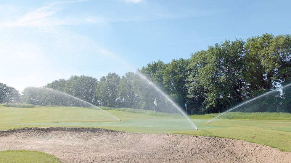 Durch professionelle Bewässerungsanlagen bleiben die Rasenflächen von Sport- und Golfplätzen saftig grün. Fotos: privat