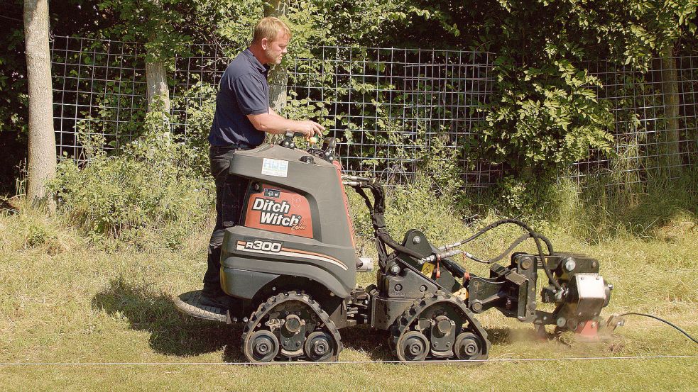 Mit dieser Maschine können die HDS-Mitarbeiter Rohr- und Kabelmaterial grabenlos in den Boden einziehen.