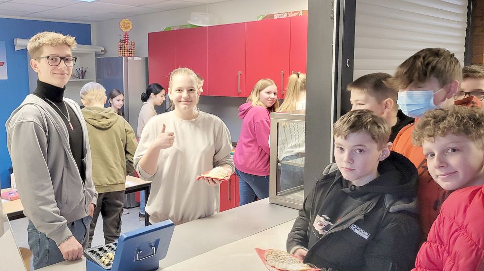 An der Kreisrealschule Overledingen in Rhauderfehn verkauften Schüler und Schülerinnen Waffeln für einen guten Zweck. Foto: privat/KRO