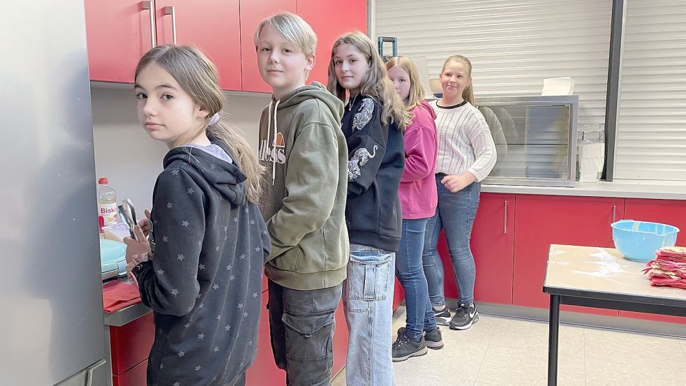Die Jungen und Mädchen hatten mit dem Waffelbacken gut zu tun: Ihre Klassenkameraden und -kameradinnen standen Schlange, um den Kuchen frisch und warm aus dem Waffeleisen kaufen zu dürfen. Foto: privat/KRO
