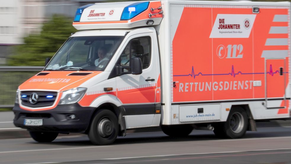 Ein Rettungswagen und die Polizei waren am Montag nach dem Notruf des kleinen Mädchens in Lübeck im Einsatz. Foto: dpa/Boris Roessler