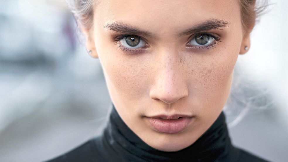 Welche Frau musste sich nicht schon einmal Sprüche wie „Lächel doch mal“ oder „Wenn Du mehr lächeln würdest, wärst Du viel hübscher“ anhören? Foto: Unsplash/Andrey Zvyagintsev