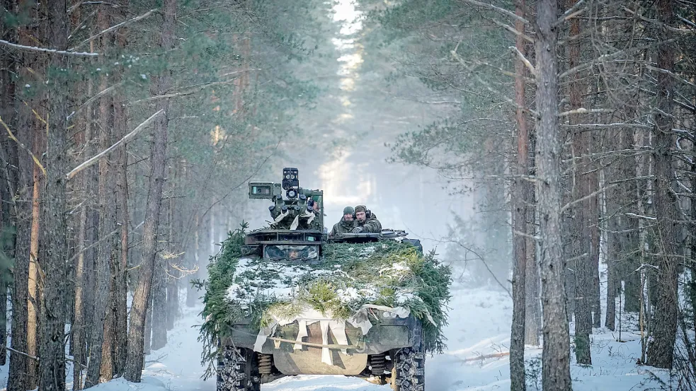 Auf Schneeketten durch den Wald: Verteidigungsminister Boris Pistorius auf dem gepanzerten Radfahrzeug Boxer während der Übung „Griffin Lightning“ in Pabradė. Foto: dpa/Kay Nietfeld
