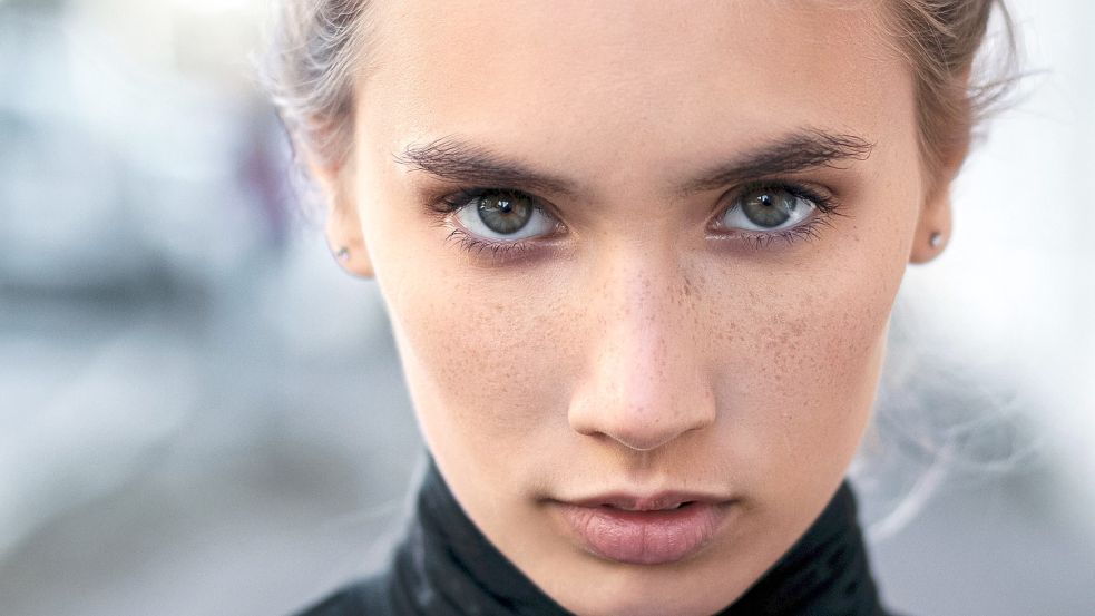 Welche Frau musste sich nicht schon einmal Sprüche wie „Lächel doch mal“ oder „Wenn Du mehr lächeln würdest, wärst Du viel hübscher“ anhören? Foto: Unsplash/Andrey Zvyagintsev
