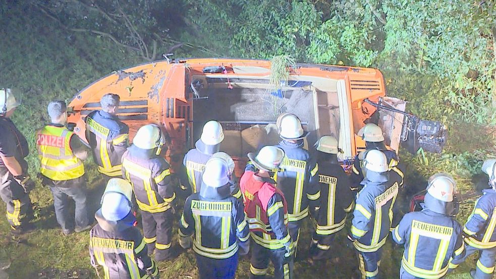 Nach dem schweren Bootsunglück, das sich an der Gemeindegrenze von Barßel und Apen ereignet hatte, wurde dieses Boot von Feuerwehrleuten aus dem Wasser gezogen. Archivbild: NonstopNews