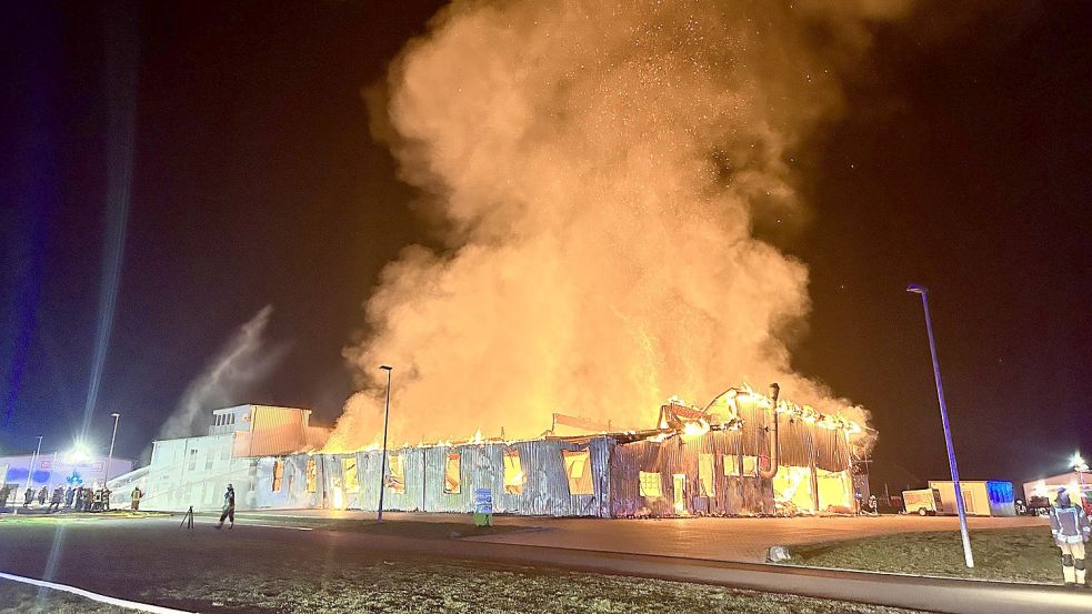 Die Produktionshalle stand in der Nacht zu Mittwoch, 1. März, wurde durch das Feuer komplett zerstört. Foto: Giehl/Feuerwehr Saterland