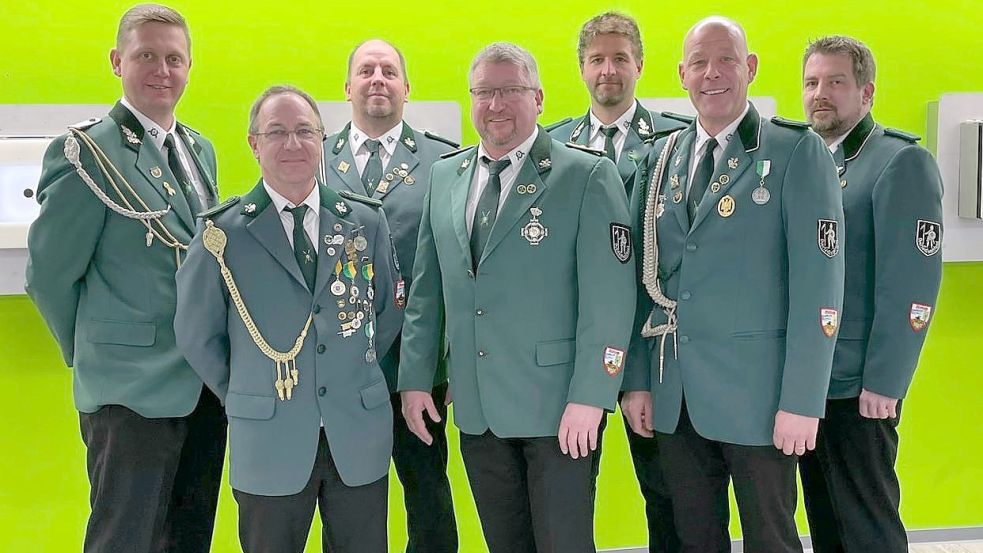 Der Vorstand des Schützenvereins Burlage: (von links): Christian Dinklage (stellvertretender Sportleiter), Manfred Tegelkamp (2. Vorsitzender), Thorsten de Buhr (Schriftführer), Jürgen Buß (1. Vorsitzender), Holger Behrends (Sportleiter), Robert Temmen (Kassenwart) und Uwe Lüken (Jugendsportleiter). Foto: privat