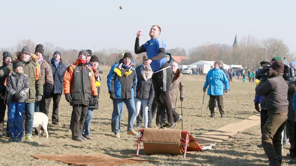 Komplizierte Technik, die Kraft und Geschick erfordert: Ein Teilnehmer wirft beim bislang letzten Feldkampf 2018 eine Klootkugel. Foto: Gronewold/Friesischer Klootschießer-Verband/Archiv