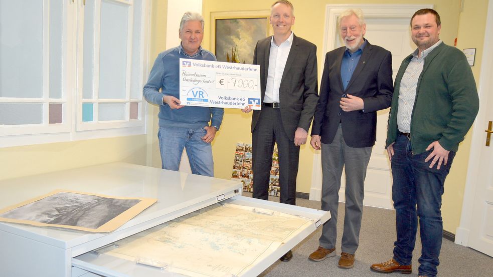 Das Fehn- und Schifffahrtsmuseum Rhauderfehn hat im Rahmen der Umbau- und Erneuerungsmaßnahmen auch drei Planschränke für Seekarten, großformatige Fotos und Zeichnungen und so weiter besser und effizienter lagern zu können. Die Volksbank Westrhauderfehn unterstützt diese Anschaffung mit 7000 Euro. Das Foto zeigt (von links) Bernd Stratmann (Schatzmeister des Heimatvereins), Uwe Brechtezende (Vorstandsvorsitzender Volksbank Westrhauderfehn), Bernt Strenge (Vorsitzender des Heimatvereins) und Marcus Neumann (Leiter des Fehn- und Schifffahrtsmuseums). Foto: Weers