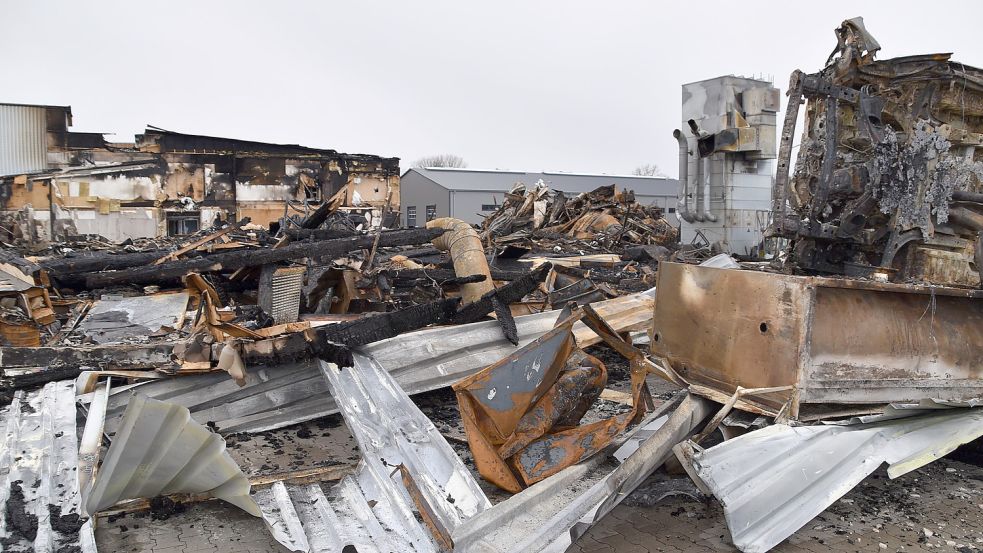 Dort, wo jetzt verkohlte Holzbalken und durch die enorme Hitze eines Großfeuers verbogenes Metall liegt, stand bis zum Großbrand in der Nacht zum 1. März noch eine moderne Tischlerei. Foto: Ammermann