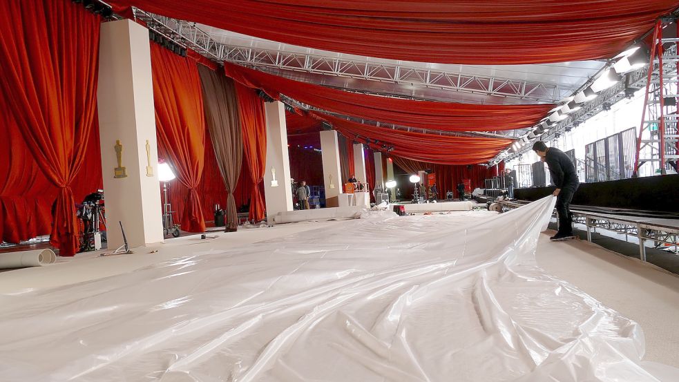 Vor dem Dolby Theatre in Los Angeles wird der Teppich für die 95. Verleihung der Academy Awards ausgerollt. Foto: dpa/Barbara Munker