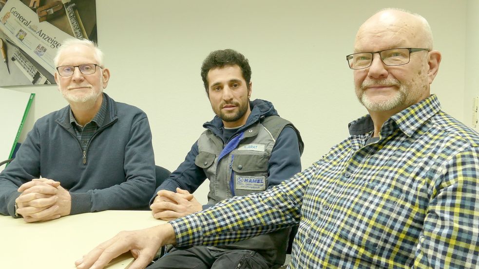 Haroon Jurat (Mitte), der aus Afghanistan stammt, bekam von Ulrich Benedix (links) und Hein Eberley von der Fehntjer Flüchtlingshilfe viel Hilfe, um seine Ausbildung als Elektriker bestehen zu können. Foto: Wieking