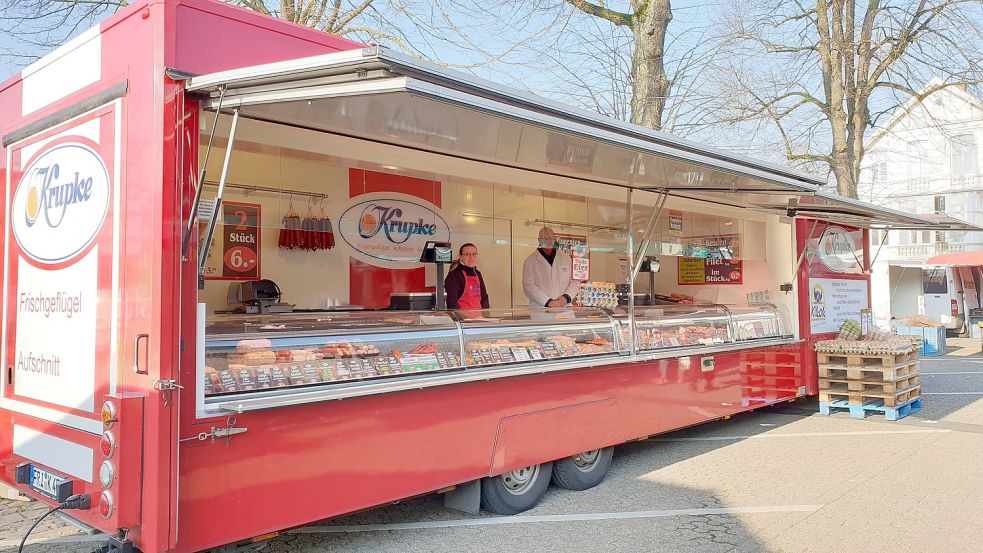 So wie hier auf dem Pferdemarkt in Oldenburg steht ab jetzt auch ein Stand des Geflügelhandels Willi Krupke aus Bockhorn in Ramsloh vor dem Rathaus. Foto: Stadt Oldenburg