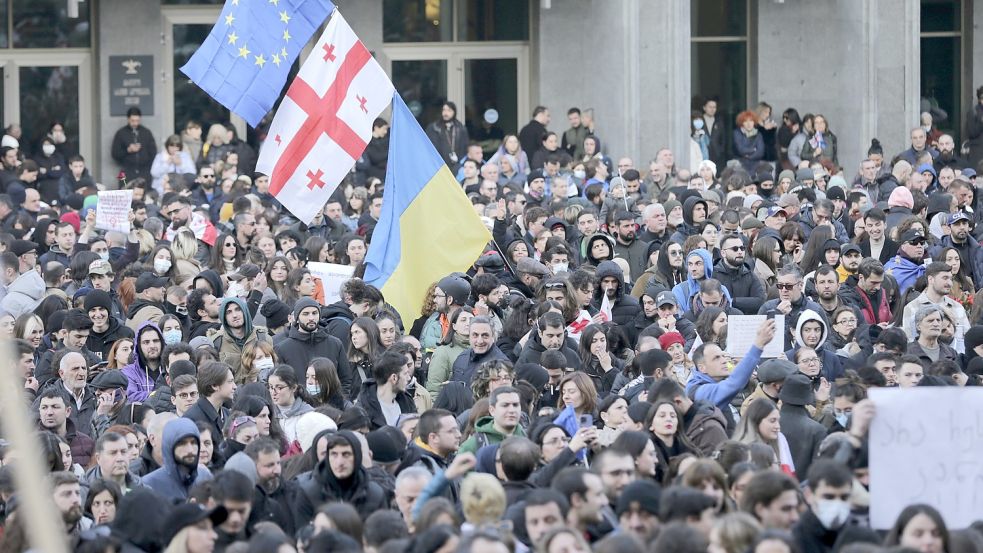 Vor allem für viele junge Menschen in Georgien ist klar, wo die Zukunft des Landes liegen soll – im Westen. Foto: picture alliance/dpa/AP/Zurab Tsertsvadze
