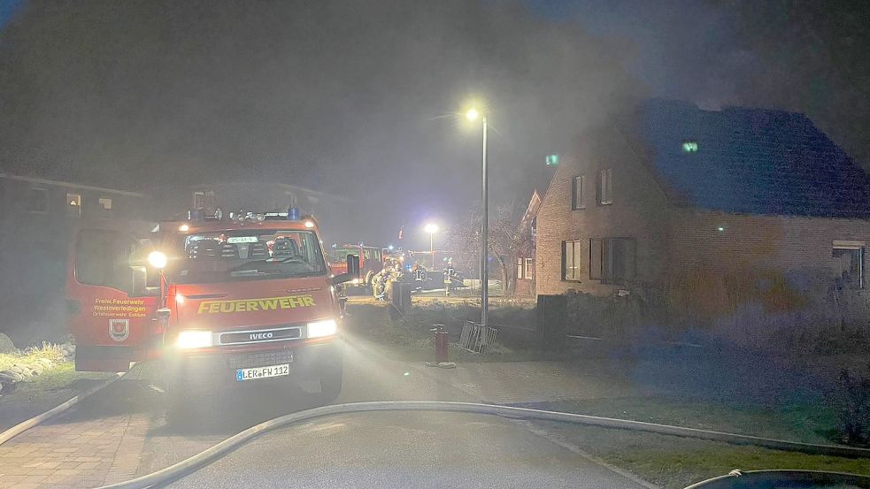 Kurz nach der Alarmierung trafen die Helfer der Feuerwehren in Esklum ein. Foto: Feuerwehr