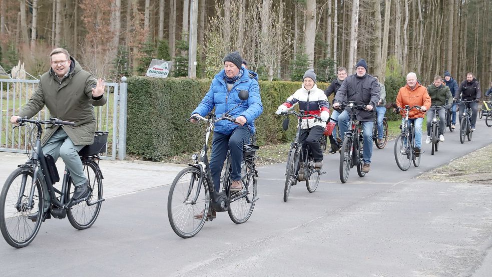Nach der offiziellen Eröffnung des Radwegs entlang der Westmarkstraße traten alle Beteiligten in die Pedale. Vorweg fuhr Barßels Bürgermeister Nils Anhuth. Fotos: Passmann