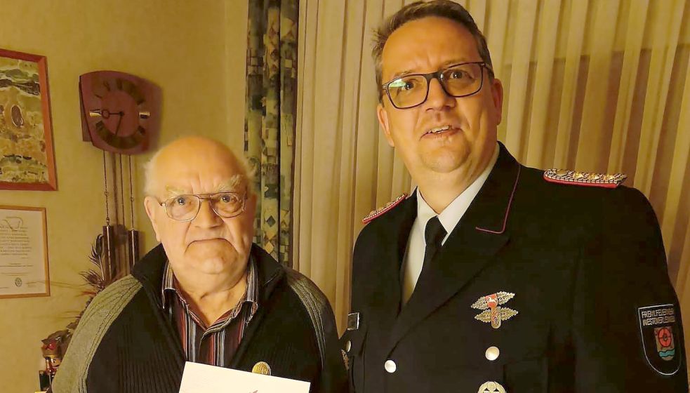 Westoverledingens Gemeindebrandmeister Frank Harms (rechts) ehrte Ewald Appeldorn für 70 Jahre Mitgliedschaft in der Feuerwehr Völlen. Foto: Feuerwehr/ Frank Schöpper