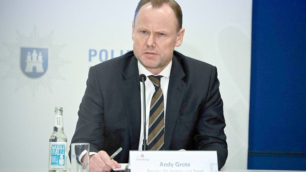 Andy Grote informierte am Freitag über die aktuellen Ermittlungsergebnisse zur Amoktat in Hamburg. Foto: AFP/TOBIAS SCHWARZ