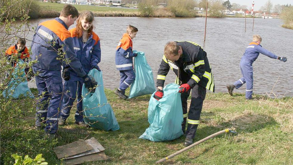 Beim Umwelttag 2015 hatten Mitglieder der Jugendfeuerwehr Barßel am Hafen und an den Deichen Müll eingesammelt. Archivfoto: Passmann