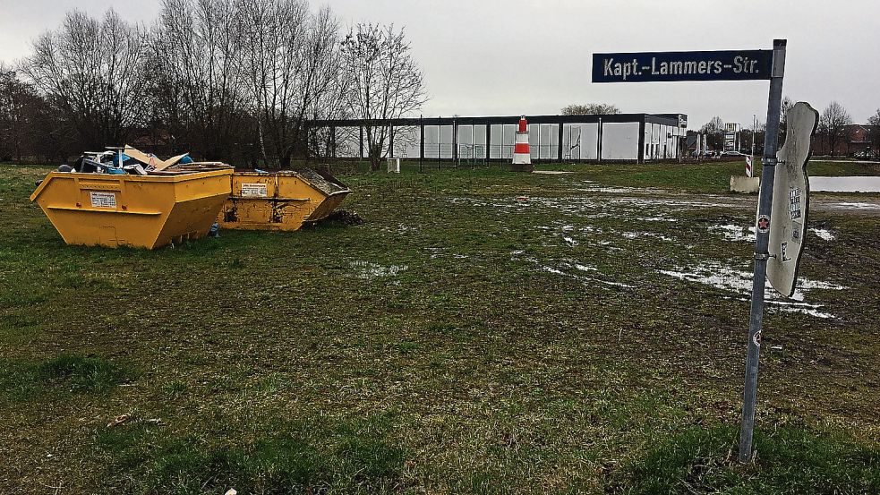 Aus dieser Freifläche hinter dem Edeka-Markt im Kapitänsviertel soll Bauland werden. Foto: Schade