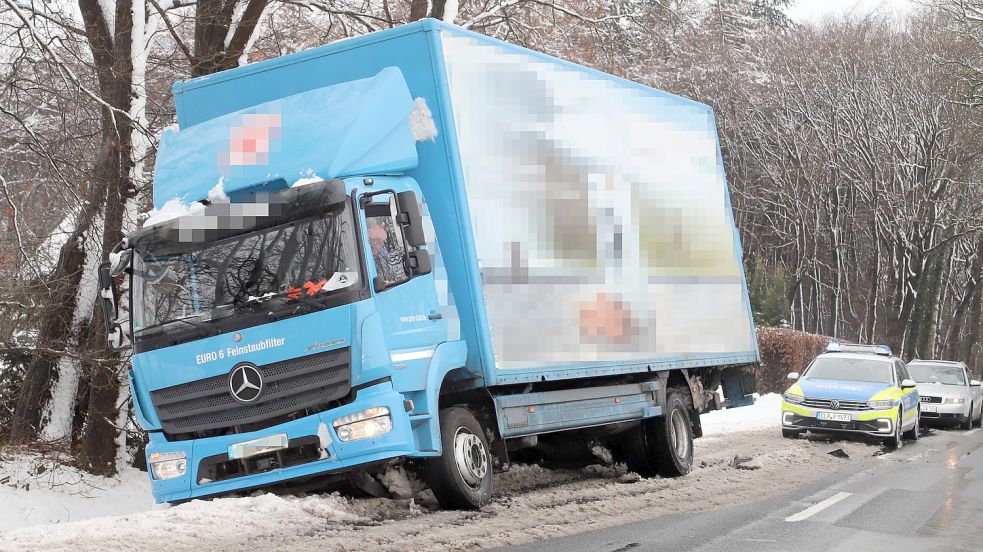 Von der Straße abgekommen und in Graben gerutscht war am Freitagmorgen in Kampe dieser Lastwagen. Der Fahrer hatte bei winterlichen Straßenverhältnissen einem Bus ausweichen wollen. Ein Abschleppdienst musste das Fahrzeug bergen. Foto: Passmann