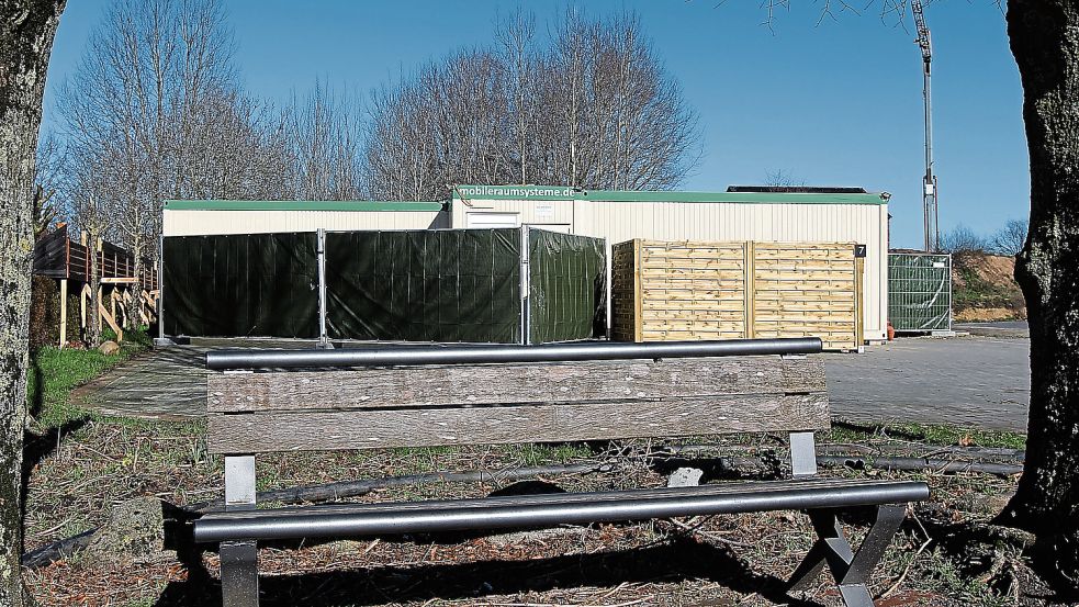 Ab Ende März werden im Emsland mehr Asylbewerber erwartet. In der Samtgemeinde Lengerich mussten für die Unterbringung bereits Wohncontainer angemietet werden, die Anlage in Langen (Foto) ist bereits voll belegt. Foto: van Bevern