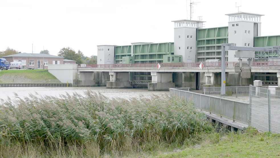 Das Ledasperrwerk steht in Sichtweite der Ledabrücke in Leer. Es wurde gebaut, damit Leer vor Hochwasser und Sturmfluten geschützt ist. Archivfoto: Wieking