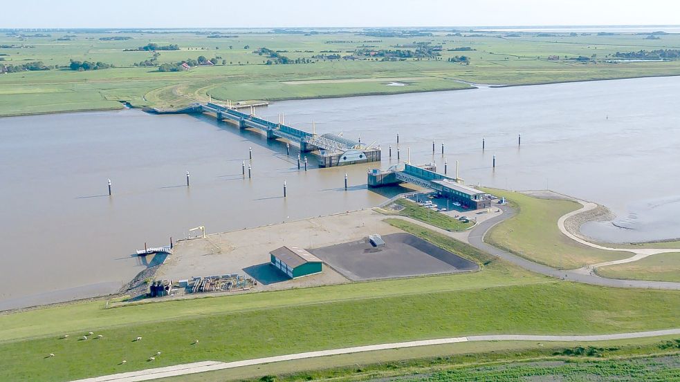 Das Emssperrwerk steht seit 2002 bei Gandersum. Es dient dem Küstenschutz und staut die Ems auf, wenn die riesigen Kreuzfahrtschiffe von der Meyer-Werft in Papenburg zur Nordsee überführt werden. Archivfoto: privat