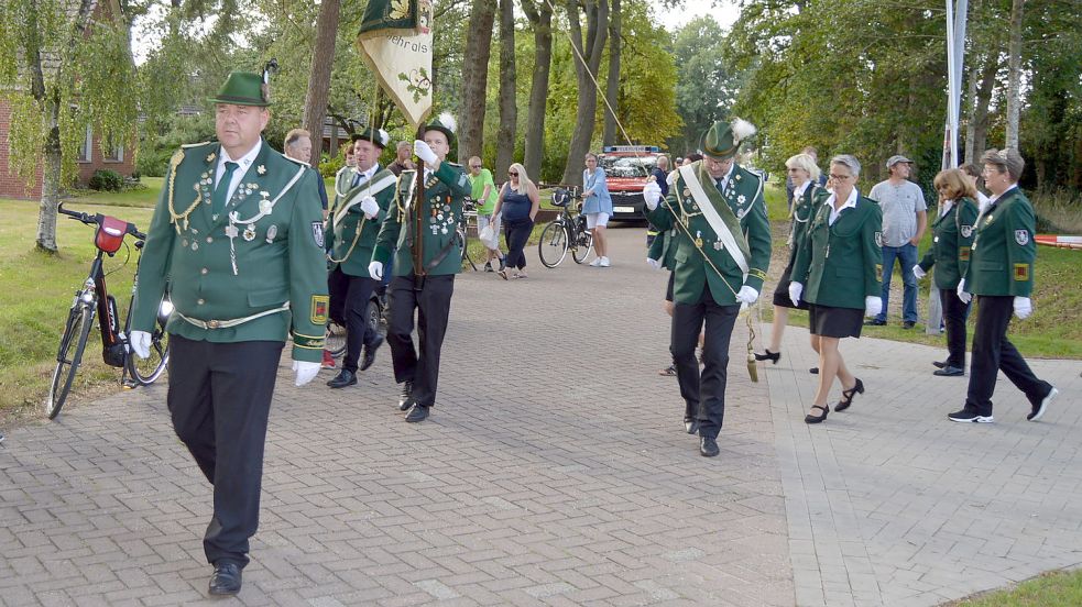 Die örtlichen Freiwilligen Feuerwehren sorgen mit Fahrzeugen und Personal für die Verkehrssicherung bei Veranstaltungen in der Gemeinde Westoverledingen. Das Foto zeigt den Umzug im Rahmen des Schützenfestes in Glansdorf. Im Hintergrund ist ein Feuerwehrfahrzeug zu sehen. Foto: Weers