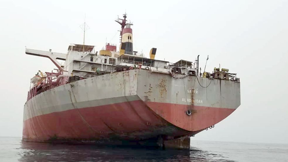 Der marode Öltanker „FSO Safer“ liegt seit Jahren vor der Küste Jemens. Jetzt droht das Schiff 175 Millionen Liter Öl zu verlieren. Foto: dpa/Umweltorganisation Holm Akhdar