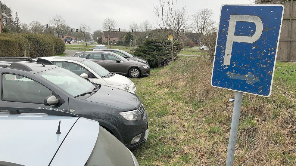 Seitdem die Benzinpreise deutlichen angezogen worden sind, wird der Pendlerparkplatz in unmittelbarer Nähe der Bundesstraße 70 bei der Ampelkreuzung in Folmhusen sehr gut angenommen. Es werden Fahrgemeinschaften gebildet. Die vorhandenen Parkflächen sind deshalb oft belegt. Foto: Ammermann