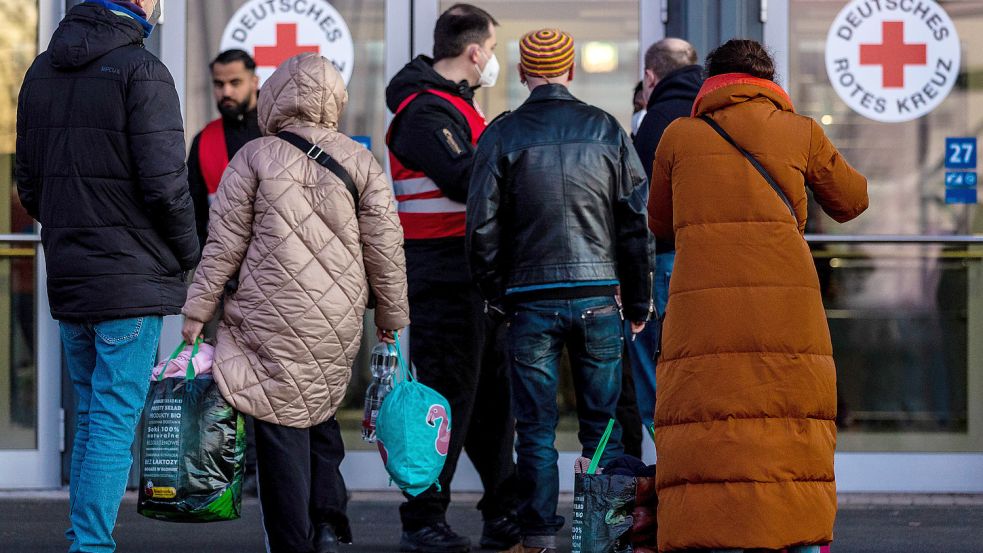 Menschen, die aus dem Krieg in der Ukraine geflohen sind, kommen am Messegelände in Hannover an. Zu Beginn des Ukraine-Kriegs vor einem Jahr waren es sehr viele. Doch inzwischen hat Niedersachsen seine Flüchtlingsquote übererfüllt. Foto: Frankenberg/DPA