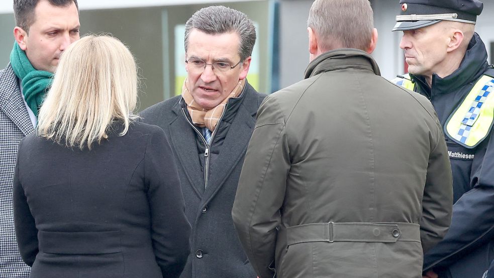 Michael Tsifidaris am Freitag bei einem Treffen mit Bundesinnenministerin Nancy Faeser und Innensenator Andy Grote vor dem Gemeindehaus der Zeugen Jehovas in Groß Borstel. Foto: Christian Charisius/dpa