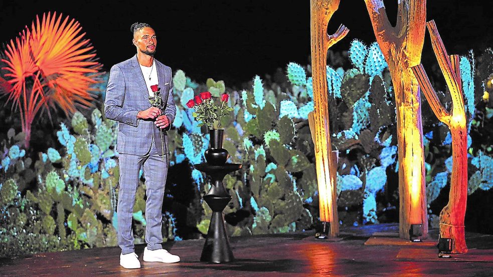 Folge für Folge verteilt der Bachelor David Jackson Rosen an die Kandidatinnen. Fotos: RTL+