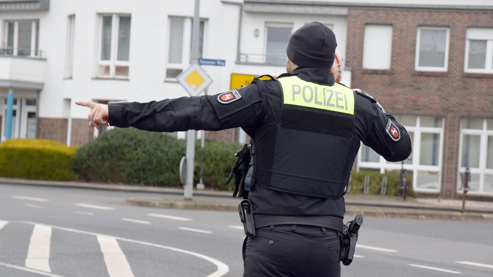Ein Beamter im Einsatz während der Verkehrskontrollen im Cloppenburger Stadtgebiet. Foto: Polizeiinspektion Cloppenburg/Vechta