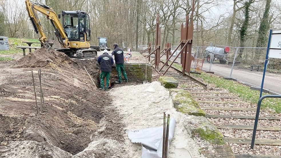 Mit den Arbeiten an der Kleinbahnstation hat die Fachfirma Garten- und Landschaftsservice Belling aus Papenburg bereits begonnen. Foto: Gemeinde
