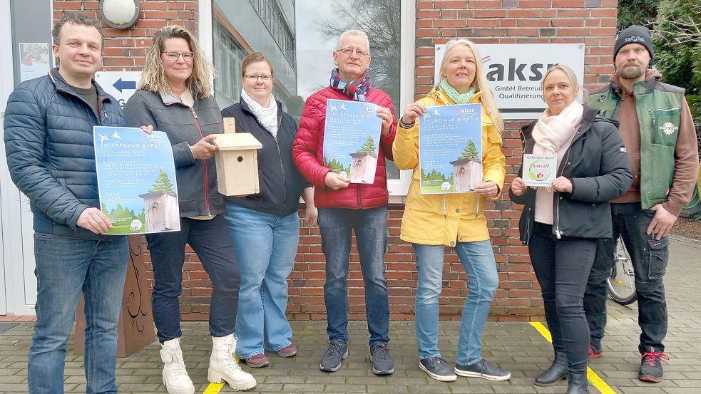 Philipp Sempell (von links), Anja Tritschler, Dana Knipper, Beene Oldigs, Silke Kuhlemann, Simone Arens und Andre Groen freuen sich auf viele Teilnehmer beim Nistkastenprojekt. Foto: Scherzer