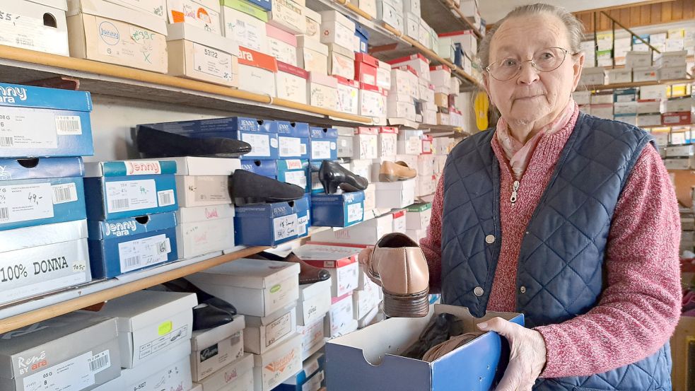 Ob Pumps oder Stiefel für die Damen, Schnürschuhe oder Pantoffeln für die Herren, Fußballschuhe oder Sneaker für die Kinder - schon seit der Laden-Eröffnung im Jahre 1960 bestimmt der Verkauf von Fußbekleidung den Alltag der Verlaatjerin. Ändern soll sich daran sobald nichts. Fotos: Szyska