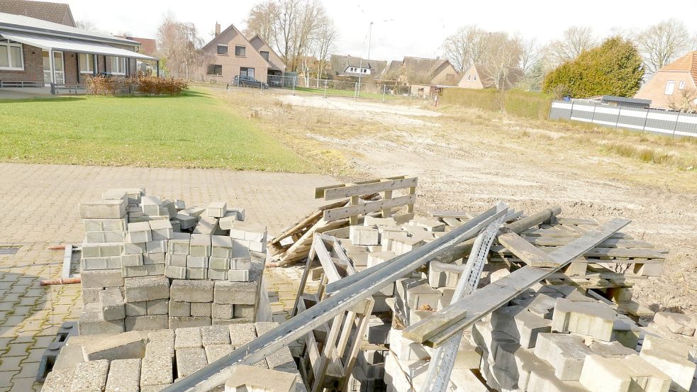 In Burlage wurde ein neues Feuerwehrhaus für die Stützpunktfeuerwehr (links) gebaut. Die Flächen daneben (Bild) sollen als Übungsflächen sowohl für die aktiven erwachsenen Mitglieder, als auch für den Nachwuchs hergerichtet werden. Foto: Wieking