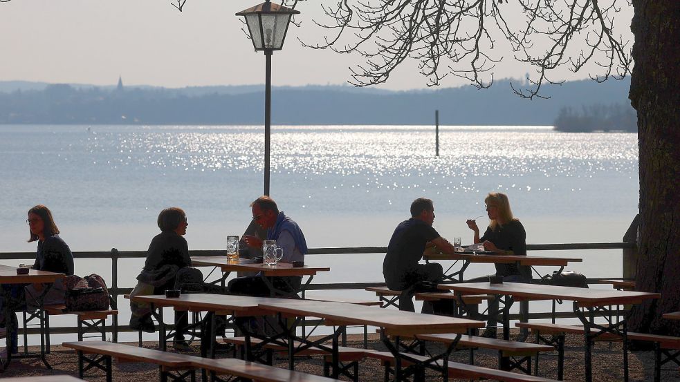 Ein Biergarten am Wasser, das schwebt einem Teilnehmer vor. Allerdings wäre der Randkanal nicht der Ammersee. Foto: Karl-Josef Hildenbrand/dpa