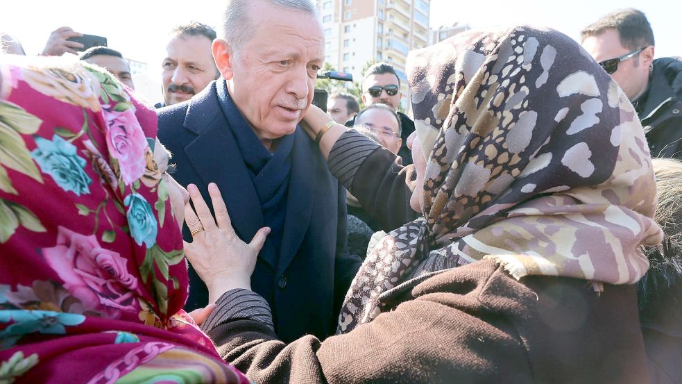 Recep Tayyip Erdogan, Präsident der Türkei, trifft sich mit Erdbebenopfern. Foto: dpa/Turkish Presidency/APA Images via ZUMA Press Wire