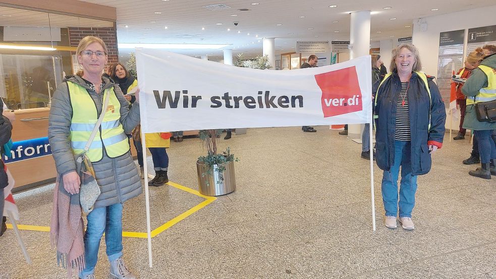 Elke Berends (rechts) und Linda Tönjes streiken an diesem Dienstag im Klinikum Emden. Foto: Hanssen