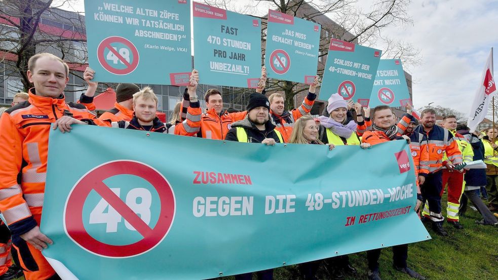 In Aurich zeigen die Streikenden zahlreiche Plakate. Foto: Ortgies