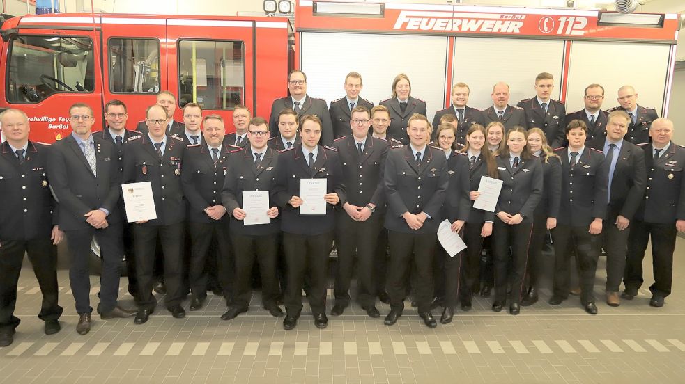 Die geehrten und beförderten Kameraden der Freiwilligen Feuerwehr Barßel mit den Ehrengästen. Links im Bild Gemeindebrandmeister Uwe Schröder, dessen Amtszeit 2025 endet. Foto: Passmann