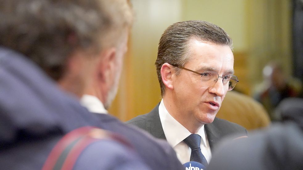 Michael Tsifidaris von den Zeugen Jehovas bei der Landespressekonferenz. Foto: dpa